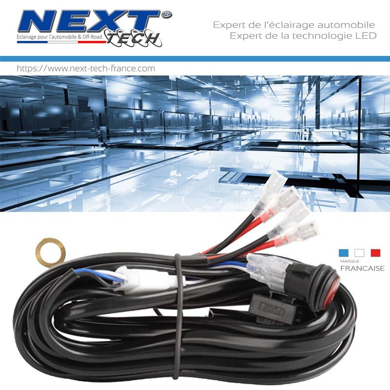 Câble d'alimentation robuste avec connecteurs multifonctionnels pour l'éclairage LED automobile, conçu par le fabricant français Next Tech Swiss.